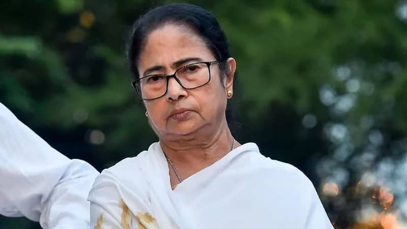আবারও বাংলাদেশ প্রসঙ্গে মমতা ‘আমরা বসে ললিপপ খাবো না’