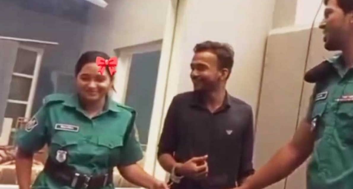 নারী পুলিশের দিকে তাকিয়ে আসামির হাসি, ভিডিও নিয়ে যা জানা গেল