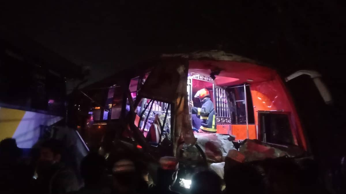 বাসের মুখোমুখি সংঘর্ষ