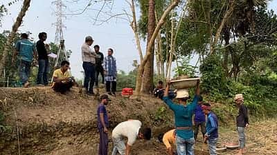কাপাসিয়ায় ইতিহাস ছুঁয়ে দেখতে প্রত্নতাত্ত্বিক খনন নিজস্ব প্রতিবেদক, গাজীপুর: ইতিহাসের পাতায় গল্প আছে, রানি ভবানী বানিয়া রাজাদের শেষ বংশধর ছিলেন। তাঁর দরদরিয়া দুর্গ ছিল গাজীপুরের কাপাসিয়া উপজেলার রায়েদ ইউনিয়নের দরদরিয়া গ্রামে, বানার নদের পারে। দুই দশক আগেও সেখানে দুর্গের ধ্বংসাবশেষ ভালোভাবে দৃশ্যমান ছিল। ক্রমান্বয়ে দৃশ্যমান ধ্বংসাবশেষ সব বিলীন হয়ে যায়। দরদরিয়া দুর্গের ইতিহাসের গল্পগুলো মানুষের মুখে মুখে। তবে সেই ইতিহাসের অস্তিত্ব ছুঁয়ে দেখতে এবার সেখানে শুরু হয়েছে বড় পরিসরে প্রত্নতাত্ত্বিক খননকাজ। জাহাঙ্গীরনগর বিশ্ববিদ্যালয়ের প্রত্নতত্ত্ব বিভাগের অধ্যাপক সুফি মোস্তাফিজুর রহমান খননকাজ শুরু করেছেন। তাঁর সঙ্গে কাজ করছেন বিশ্ববিদ্যালয়ের পাঁচ শিক্ষার্থী। সামনে আরও অনেকেই এই কাজে যুক্ত হবেন। নিজস্ব অর্থায়নে এই খননকাজ শুরু করেছেন সুফি মোস্তাফিজুর রহমান। খননকাজ দেখতে যান স্থানীয় সংসদ সদস্য সিমিন হোসেন (রিমি)। তিনি খননকাজের খবরে ভিড় জমানো স্থানীয় বাসিন্দাদের খননকাজের গুরুত্ব, প্রয়োজনীয়তা ও সম্ভাবনার বিষয়ে বলেন। খননের স্থানে গিয়ে দেখা যায়, নিভৃত পল্লির নির্জন একটি এলাকায় উৎসুক মানুষের ভিড়। নির্দিষ্ট একটি স্থানকে চিহ্নিত করে দড়ি দিয়ে বেষ্টনী দেওয়া হয়েছে। বেষ্টনীর আওতায় থাকা চিহ্নিত স্থানে সতর্কতার সঙ্গে খননকাজ করছেন কয়েকজন কর্মী। পাশেই সদ্য কেটে নেওয়া ধানখেতে অস্থায়ী তাঁবু স্থাপন করা হয়েছে। দরদরিয়া গ্রামের স্থানীয় বাসিন্দা মো. আবুল কাশেম বলেন, ‘বাপ–দাদার কাছ থেকে আমরা এই এলাকার ইতিহাসের রানি ভবানীর দুর্গের গল্প শুনেছি। নতুন করে এই উদ্যোগে হয়তো আরও নতুন অনেক তথ্য জানতে পারব।’ অধ্যাপক সুফি মোস্তাফিজুর রহমান বলেন, ‘আমি আপাতত নিজ অর্থায়নে খননকাজ শুরু করেছি। ছয় মাস আগে সংস্কৃতিবিষয়ক মন্ত্রণালয়ে অর্থায়নের জন্য আবেদন করেছি। এখনো সাড়া পাইনি। হয়তো তারা অর্থায়ন করবে। কারণ, এ ধরনের খননকাজ নিজস্ব অর্থায়নে করা খুবই কঠিন।