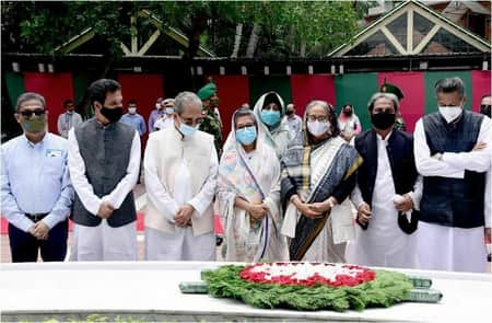 বোনকে সঙ্গে নিয়ে বঙ্গবন্ধুর মাজারে ফাতেহা পাঠ করলেন প্রধানমন্ত্রী