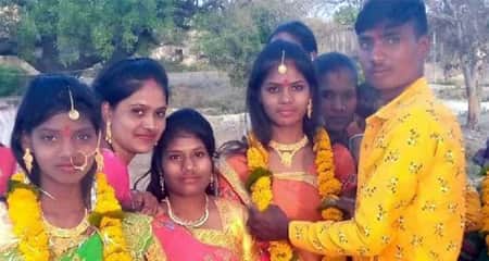 অন্ধকারে ভুল করে একে অপরের বরের গলায় মালা পড়ালেন দুই বোন দুই বোন