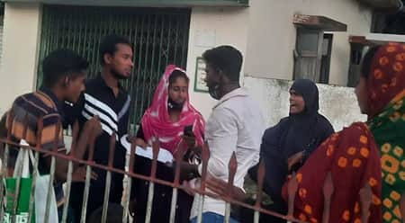জেল গেটে হঠাৎ পরিচয় হলো দুই সতীনের, স্বামীকে নিয়ে টানাটানি