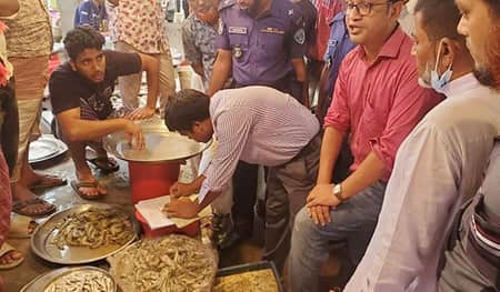 নকল আইসক্রিম তৈরি ও চিংড়িতে জেলি পুশ করায় জরিমানা