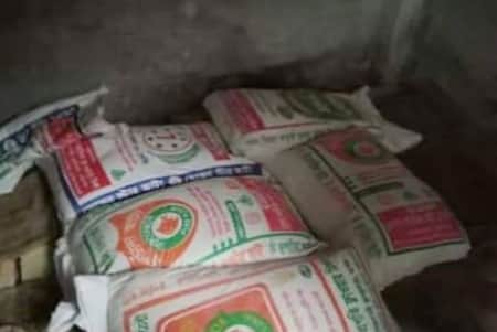 ২০ বস্তা আটা কালোবাজারে বিক্রির সময় জনতার ধাওয়া