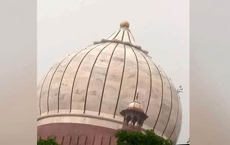 ঝড়ে ভাঙলো দিল্লির জামে মসজিদের গম্বুজ