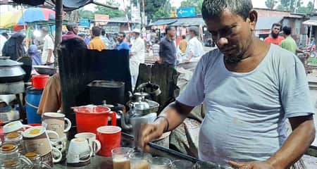 চা মহলে প্রতিদিন লাখ টাকার দুধ চা বিক্রি হয় চা