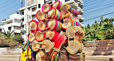 বগুড়ার কাহালুতে দেশের সিংহভাগ তালপাতার পাখা তৈরী হয় তালপাতার পাখা
