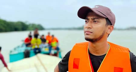 বন্যার্তদের জন্য দেড় কোটি টাকা ও ৩ ট্রাক ত্রাণ পেলেন তাশরিফ খান