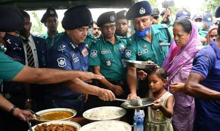 সিলেট ও সুনামগঞ্জে বন্যার্ত মানুষের পাশে আইজিপি
