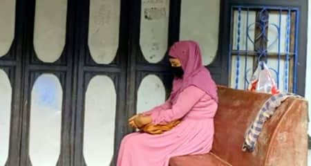 ভাগনের বাড়িতে বিয়ের দাবিতে মামির অনশন ভাগনের বাড়িতে অনশন