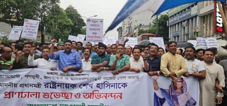বাজেটকে স্বাগত জানিয়ে ঢাকায় আনন্দ মিছিল, মিষ্টি বিতরণ