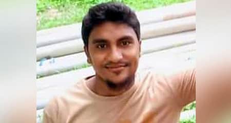 সমুদ্রের মধ্যে কলাগাছ ধরে ভেসে ছিলেন ২৪ ঘণ্টা সমুদ্রে সাঁতার কাটতে