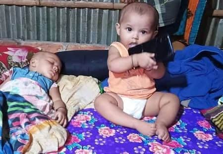 শিশু দুটি জানে না, তাদের মা আর নেই