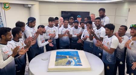 কেক কেটে পদ্মা সেতুর উদ্বোধন উদযাপন করলো টাইগাররা
