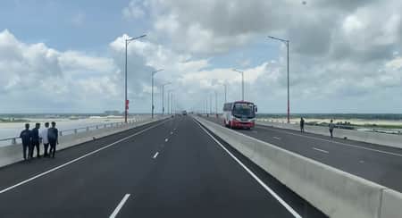 পদ্মা সেতু পাড়ি দিয়ে টুঙ্গিপাড়ায়, আনন্দে উদ্বেলিত বাস যাত্রীরা