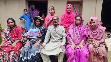 দীর্ঘ ৩৫ বছর পর পাকিস্তানের কারাগার থেকে বাড়ি ফিরলেন খাগড়াছড়ির মুনাফ পাক