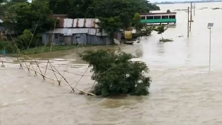 বন্যায় মৃতের সংখ্যা বেড়ে ৭০ বন্যার চিত্র