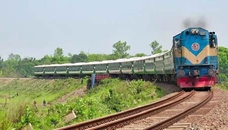গলায় থাকা গামছা উড়িয়ে থামানো হলো ট্রেন, অল্পের জন্য বড় দুর্ঘটনা থেকে রক্ষা ট্রেন