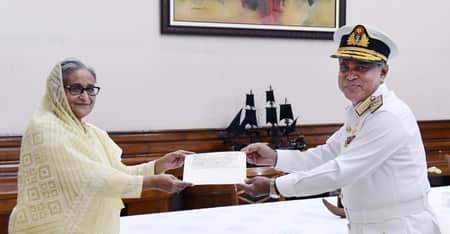 বন্যায় ক্ষতিগ্রস্তদের সাহায্যার্থে নৌসদস্যদের একদিনের বেতনের চেক হস্তান্তর