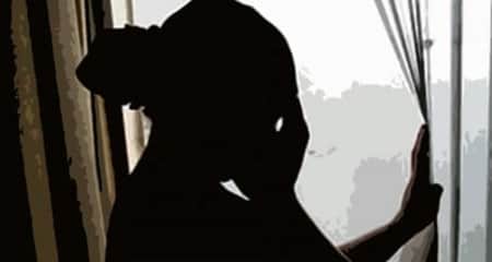 গভীর রাতে প্রবাসীর স্ত্রীকে মিষ্টি খাওয়াতে গেলেন যুবক! প্রবাসীর স্ত্রীকে