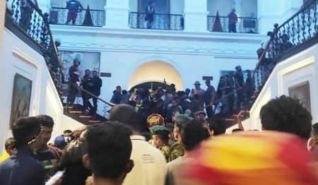 শ্রীলঙ্কার প্রেসিডেন্ট ভবনে বিক্ষোভকারী দুই গ্রুপের মধ্যে সংঘর্ষ
