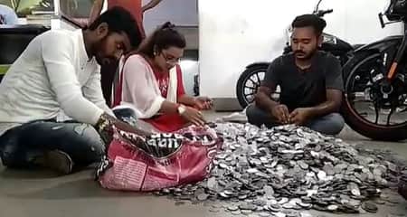 বস্তাভর্তি পয়সা নিয়ে বাইক কিনতে শোরুমে হাজির বিড়ি ব্যবসায়ী বিড়ি ব্যবসায়ী