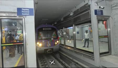 কলকাতায় আনুষ্ঠাকিভাবে মেট্রোরেল উদ্বোধন