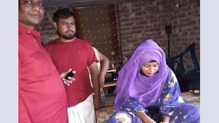 স্বামীকে তালাক দিয়ে প্রেমিকের বাড়িতে গৃহবধূর অনশন প্রেমিক