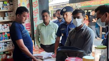 ওষুধের দাম ৭ টাকা বেশি নেওয়ায় ৪০ হাজার টাকা জরিমানা