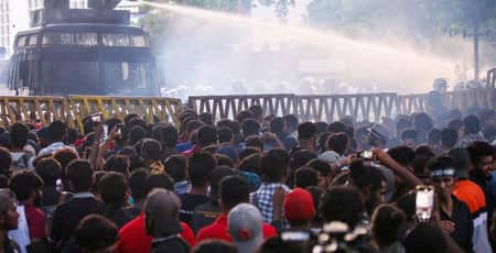 পালালেন শ্রীলঙ্কার প্রেসিডেন্ট গোতাবায়া, বাসভবনে ঢুকেছেন বিক্ষোভকারীরা