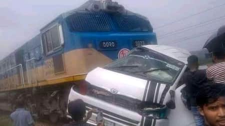 চট্টগ্রামের মীরসরাইয়ে ট্রেনের ধাক্কায় মাইক্রোবাসের ১২ পর্যটকের প্রাণহানি