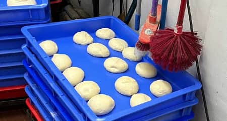 ঝাড়ুর নিচের এই ময়দা দিয়েই বানানো হয় পিৎজা