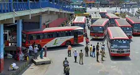 দুই প্রেমিকার ঝগড়ার মধ্যে যা করলো তরুণটি