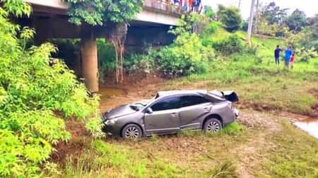 সেতু থেকে খালে প্রাইভেটকার, প্রাণ গেল বাবা ও মেয়ের প্রাইভেটকার নিয়ন্ত্রণ হারিয়ে