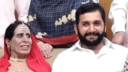 ৭০ বছরের বৃদ্ধার সঙ্গে সাঁইত্রিশের স্বামীর বিয়ে দিলেন স্ত্রী পাত্রীর বয়স ৭০, পাত্রের ৩৭