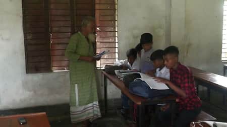 শিক্ষকদের তাড়িয়ে ক্লাস নিচ্ছেন নাইটগার্ড-আয়া-দফতরি! ক্লাস নিচ্ছেন নাইটগার্ড-আয়া-দফতরি!