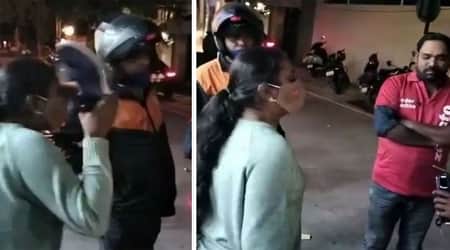 রাস্তার মাঝখানে ডেলিভারি কর্মীকে জুতোপেটা তরুণীর!