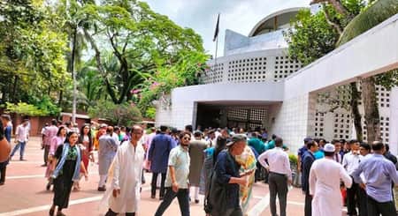 টুঙ্গিপাড়ায় বঙ্গবন্ধুর সমাধিতে প্রতিদিনই শোকার্ত মানুষের ঢল নামছে