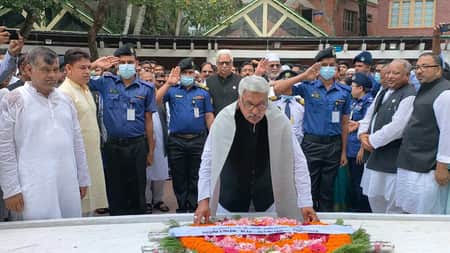 টুঙ্গিপাড়ায় বঙ্গবন্ধুর সমাধিতে নবনির্বাচিত ডেপুটি স্পিকারের শ্রদ্ধা
