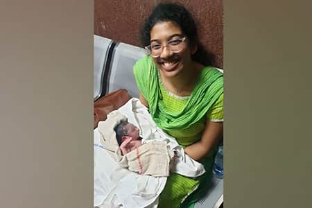 ট্রেনেই অন্তঃসত্ত্বা নারীর সন্তান প্রসব করালেন মেডিকেল শিক্ষার্থী মেডিকেল শিক্ষার্থী