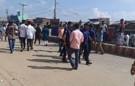 তুচ্ছ ঘটনা নিয়ে দুই এসএসসি পরীক্ষার্থীর মারামারি, আহত ৩০