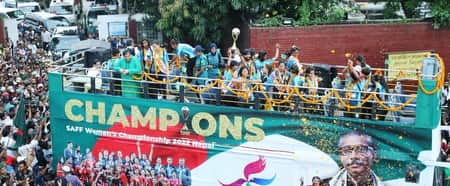 ছাদখোলা বাসে চ্যাম্পিয়ন ফুটবলারদের যাত্রা শুরু ফুটবল