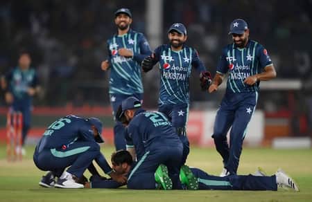 টি-টোয়েন্টিতে নতুন ইতিহাস গড়ল পাকিস্তান নতুন ইতিহাস গড়ল পাকিস্তান