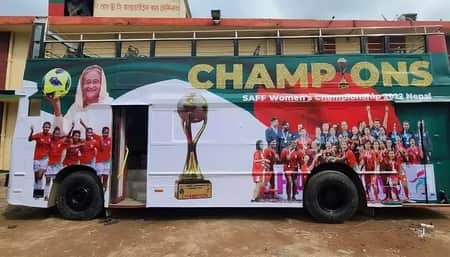 ছাদখোলা বাসে করে যে পথে যাবেন চ্যাম্পিয়ন সাবিনা-কৃষ্ণারা আজ ট্রফির উল্লাসে মাতবে গোটা দেশ, চ্যাম্পিয়নদের বরণে প্রস্তুত 'ছাদখোলা বাস'