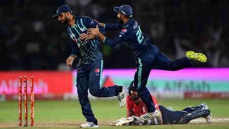 শ্বাসরুদ্ধকর জয়ে টি-টোয়েন্টিতে নতুন ইতিহাস গড়ল পাকিস্তান পাকিস্তান