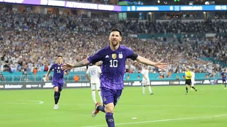 মেসির জোড়া গোলে জয়ের দেখা পেল আর্জেন্টিনা