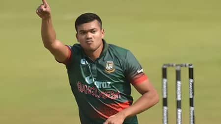 চলছে বোলিং তাণ্ডব, প্রথম দুই বলে দুই উইকেট তুলে নিলেন তাসকিন তাসকিন