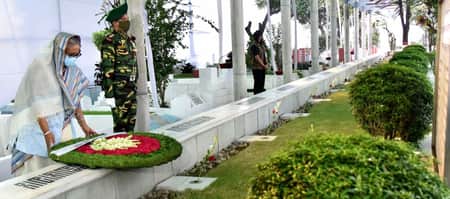 বনানী কবরস্থানে ১৫ আগস্টের শহীদদের প্রতি প্রধানমন্ত্রীর শ্রদ্ধা নিবেদন প্রধানমন্ত্রী