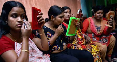পূজাতেও ছুটি নেই সোনাগাছির মেয়েদের, উল্টো বাড়ছে ব্যস্ততা সোনাগাছির মেয়েদের
